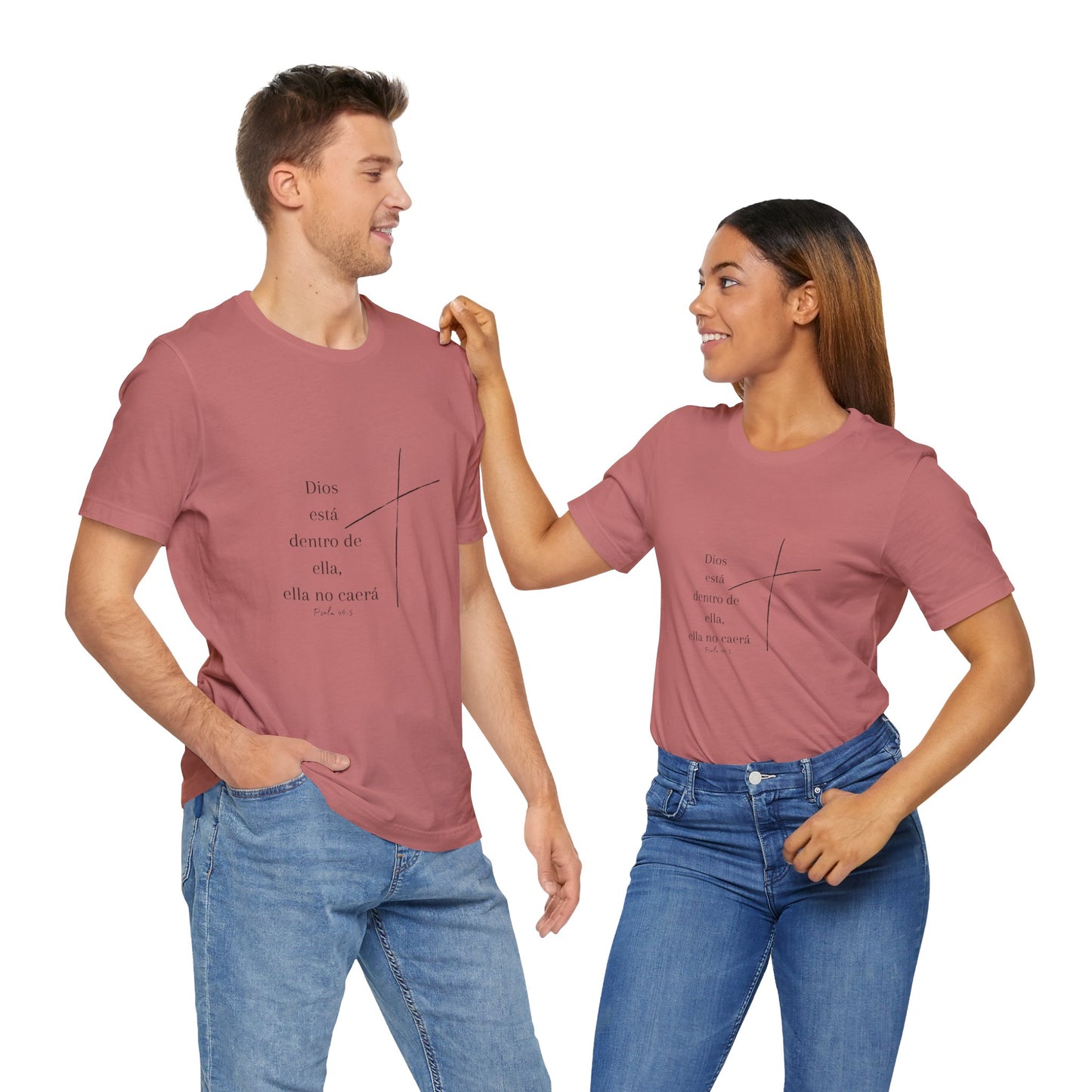 'Dios está dentro de ella, ella no caerá', Camiseta Unisex Softstyle con Mensaje Inspirador