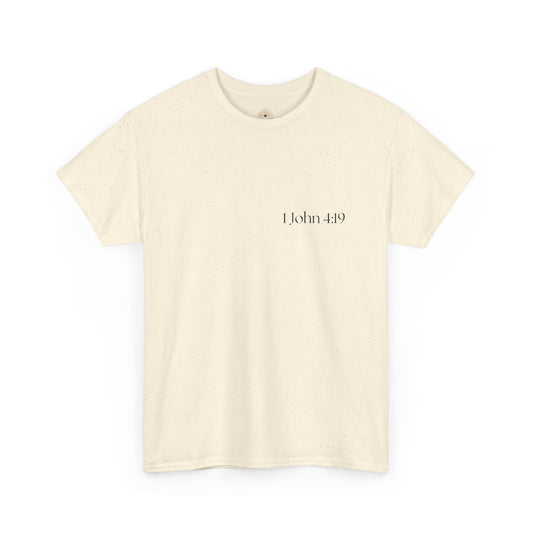 "Amaos los Unos a los Otros", John 4:19 (Camiseta Unisex de Algodón Resistente Inspirada en la Fe)