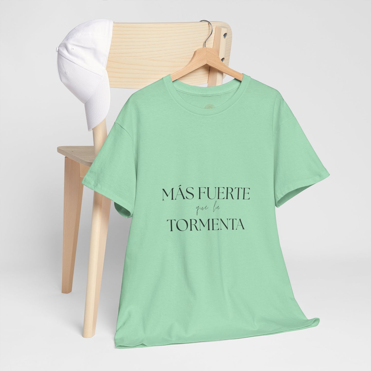 "Más Fuerte que la Tormenta" (Camiseta Unisex de Algodón Resistente Inspirada en la Fe)