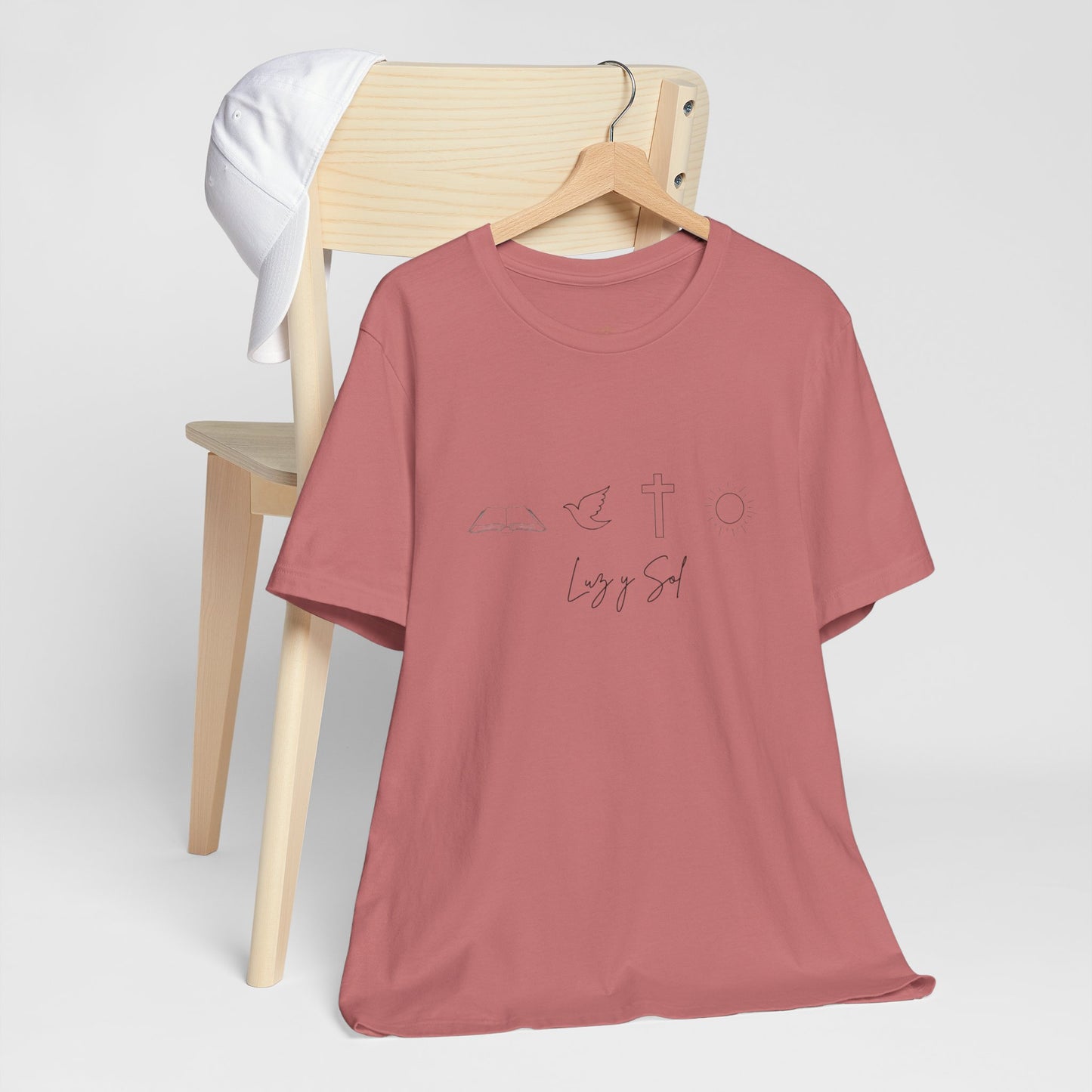 "Luz y Sol", Diseño de Símbolo de Fe (Camiseta Unisex Softstyle con Mensaje Inspirador)
