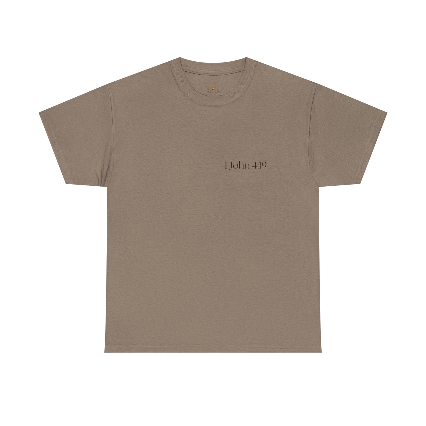 "Amaos los Unos a los Otros", John 4:19 (Camiseta Unisex de Algodón Resistente Inspirada en la Fe)