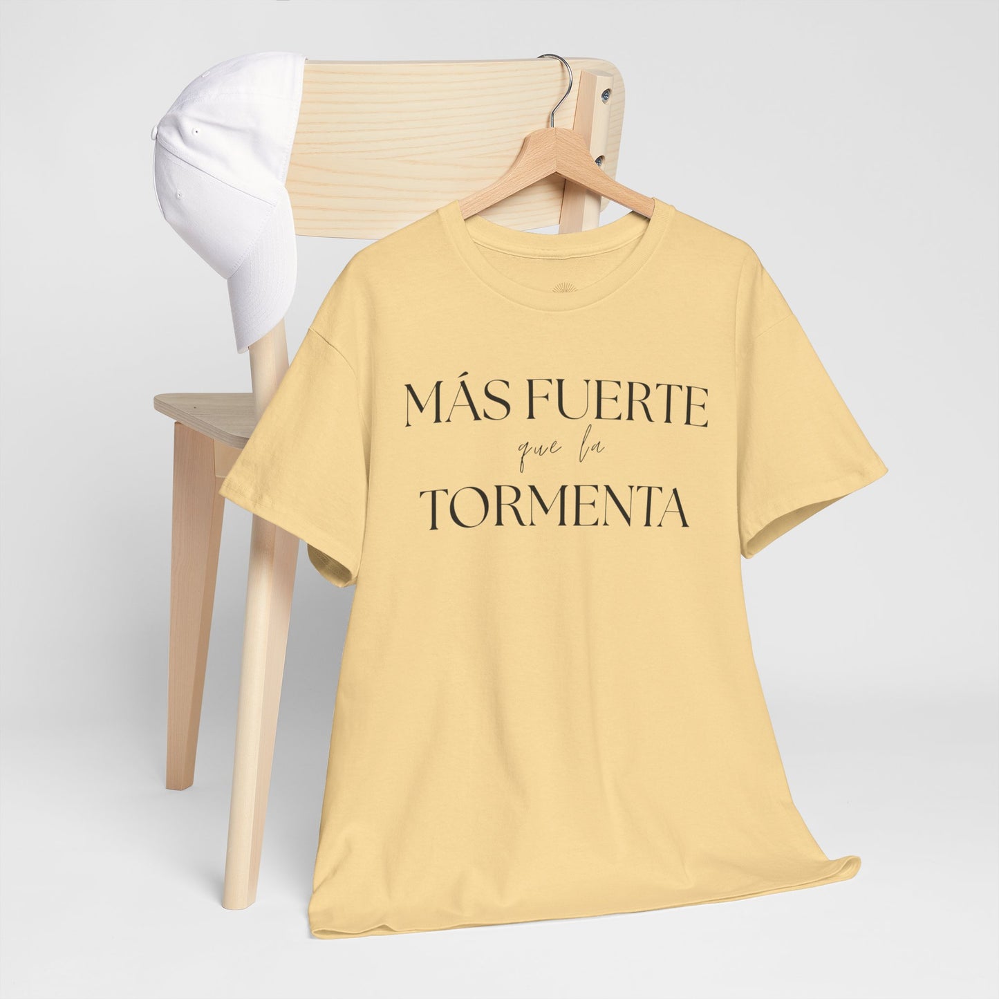 "Más Fuerte que la Tormenta" (Camiseta Unisex de Algodón Resistente con Mensaje Inspirador)